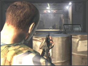 Jeszcze nie przeszukuj ich ciał, tylko ukryj się za beczkami (prawy obrazek powyżej), zapisz grę i zacznij strzelać do żołnierzy w [26] , [27] i [28] - [17] Exposed cz.2 | Cold War Szpieg Zimnej Wojny - Cold War: Szpieg Zimnej Wojny - poradnik do gry