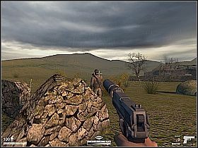 Wyjdź z ruin, zaczai się w cieniu zniszczonego muru z lewej [1] i poczekaj, aż oddalony wartownik nie będzie patrzył w twoją stronę - Farma w Irlandii | Kameleon - Kameleon - poradnik do gry