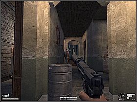 Zastrzel strażnika stojącego przy piecu gazowym [1] , a potem uporaj się z następnym, stojącym w korytarzu z lewej [2] - Farma w Irlandii | Kameleon - Kameleon - poradnik do gry