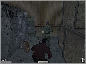 Skręć w lewo, wymiń po cichu wartownika [1] i wejdź do budynku z prawej - Lotnisko w Albanii | Kameleon - Kameleon - poradnik do gry