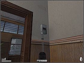 Podejdź do dużych drzwi z prawej, otwórz je i poczekaj, aż na korytarz wyjdzie policjant - Baltimore | Kameleon - Kameleon - poradnik do gry