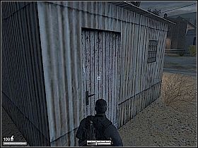 Korzystając z cienia, przeprowadź ją na drugą stronę ulicy [1] i obejdź budynek od tyłu (po drodze możesz zastrzelić niewygodnego strażnika, chodzącego po piętrze) - Więzienie w Kolumbii | Kameleon - Kameleon - poradnik do gry