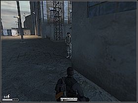 Udaj się w stronę opuszczonego mostu i zejdź na dół po drabinie z prawej [1] - Port w Argentynie - Kameleon - poradnik do gry