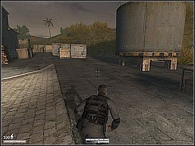 Wejdź po drewnianych schodach na górę, poczekaj aż pobliski strażnik odwróci się tyłem, po czym szybko go załatw - Przystań na Kubie | Kameleon - Kameleon - poradnik do gry