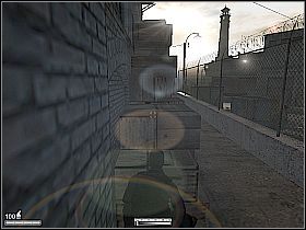 Idź wzdłuż muru i poczekaj na wartownika, przechadzającego się obok drewnianych skrzyni [1] - Przystań na Kubie | Kameleon - Kameleon - poradnik do gry