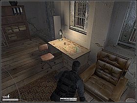 Poczekaj na dogodny moment i wejdź po schodach z prawej na górę - Przystań na Kubie | Kameleon - Kameleon - poradnik do gry