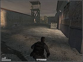 Wyjdź na podwórko, wyczekaj na dogodny moment i korzystając z pasa ziemi na środku drogi, przeskocz w okolice dużego garażu [1] - Przystań na Kubie | Kameleon - Kameleon - poradnik do gry