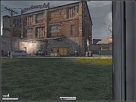 Kiedy zniknie on za bramą, prowadzącą na podwórko browaru, wróć do uliczki gdzie go śledziłeś, skręć na rozwidleniu w lewo i wdrap się po skrzyniach na mur [1] - Poradnik do gry - Ulice Belfastu | Kameleon - Kameleon - poradnik do gry