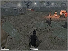 Korzystając z pasa cienia na środku obozu, przeskocz szybko do pustkowia z namiotami z lewej [1] - Afganistan | Kameleon - Kameleon - poradnik do gry
