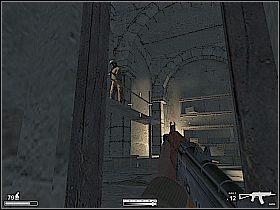 Na dworze przykucnij i szybko schowaj się przed ogniem w ruinach z lewej - Afganistan | Kameleon - Kameleon - poradnik do gry