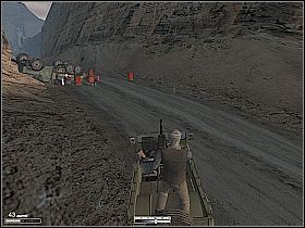 Po dotarciu na miejsce połóż się przy przepaści na ziemi i za pomocą karabinu wyborowego załatwiaj wszystkich [1] , którzy będą próbowali dostać się do czołgu - Afganistan | Kameleon - Kameleon - poradnik do gry