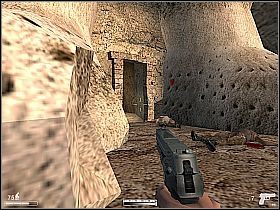 Przeczołgaj się na drugą stronę drogi, doskocz do beczki z żołnierzem, z której zabierz pistolet i amunicję [1] , po czym skieruj się do przejścia w skale [2] , zastrzel dwóch żołnierzy, którzy z niego wybiegną i wejdź do środka - Afganistan | Kameleon - Kameleon - poradnik do gry