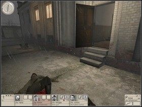 W jednym z budynków (ten najbliżej stróżówki przy bramie prowadzącej do reszty kompleksu) zastaniesz kilku Fryców (drzwi na lewo od wejścia do baraku), zastrzel ich po cichu - Misja Deadfish (2) | Operacja Ammobox | Hidden and Dangerous 2 Drużyna Szabla - Hidden and Dangerous 2: Drużyna Szabla - poradnik do gry