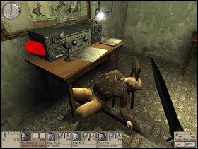 Wbiegnij na górę i cichutko wejdź do pomieszczenia z radiostacją - Misja 1 Mouse in the house (2) | Operacja Heat | Hidden and Dangerous 2 - Hidden and Dangerous 2: Drużyna Szabla - poradnik do gry