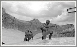 Musisz dostać się na drugi koniec pustynnego wąwozu (Get to the other side of the canyon - Misja 2 Snakebite (1) | Operacja Heat | Hidden and Dangerous 2 Drużyna Szabla - Hidden and Dangerous 2: Drużyna Szabla - poradnik do gry