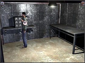 Pod jedną z liter E znalazłem kolczyk z symbolem kruka, pod H fragment jakiegoś dokumentu, pod S mikrofon, zaś pod V kolejną kartę z myślą Owena - ROZDZIAŁ III - cz.8 | Agatha Christie I Nie Było Już Nikogo - Agatha Christie: I Nie Było Już Nikogo - poradnik do gry