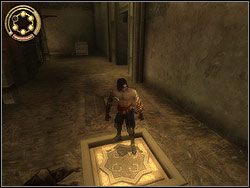 W najdalej oddalonej części dziedzińca odnajdziesz w ścianie prostokątny mechanizm z podłużnym rowkiem - [21] The Marketplace (rynek) | Prince of Persia Dwa Trony - Prince of Persia: Dwa Trony - poradnik do gry