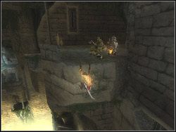 Ustaw się przy ścianie tak, by ją mieć po swojej prawej stronie, po czym zacznij obserwować ruchome bloki - [37] The Underground Cave (podziemna grota) | Prince of Persia Dwa Trony - Prince of Persia: Dwa Trony - poradnik do gry