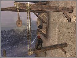 Wyjdź na zewnątrz, wkrocz na belkę i wybij się z niej na prawo, osiągając obwiązaną sznurem sąsiednią krokiew - [41] The Middle Tower (średnia wieża) | Prince of Persia Dwa Trony - Prince of Persia: Dwa Trony - poradnik do gry