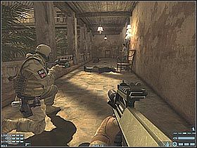 Powinieneś w końcu dotrzeć do niewielkiego korytarza oraz schodów prowadzących na niższe piętro - [Misja 02] [Segment 1/2] Algeria | Rainbow Six Lockdown - Tom Clancys Rainbow Six: Lockdown - poradnik do gry