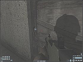 Ostrożnie uchyl drzwi, a następnie zlikwiduj znajdującego się w tym pomieszczeniu terrorystę (#1) - [Misja 03] [Segment 1/3] Desert Village | Rainbow Six Lockdown - Tom Clancys Rainbow Six: Lockdown - poradnik do gry