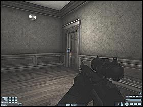 Wbiegnij całą drużyną na aulę i zacznij strzelać do widocznych na górze gostków (#1) - [Misja 06] [Segment 2/2] University | Rainbow Six Lockdown - Tom Clancys Rainbow Six: Lockdown - poradnik do gry