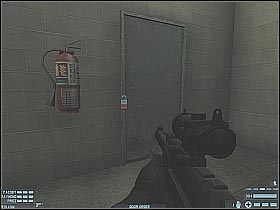 W pierwszej kolejności załatw gostka, który postanowił się tu przyczaić (#1) - [Misja 10] [Segment 2/2] Docks | Rainbow Six Lockdown - Tom Clancys Rainbow Six: Lockdown - poradnik do gry