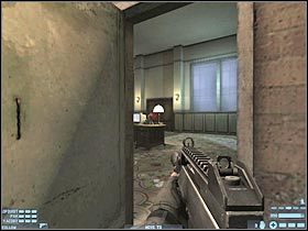 Skorzystaj teraz ze znajdujących się w tym miejscu schodów (#1), dzięki którym przedostaniesz się na wyższy poziom - [Misja 14] [Segment 1/2] Estate | Rainbow Six Lockdown - Tom Clancys Rainbow Six: Lockdown - poradnik do gry