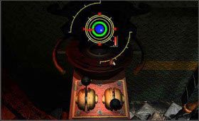 Obejrzyj rozmaite przedmioty, w szczególności przyjrzyj się, jak działa ten mechanizm. To symulator rotacji fortecy, w której aktualnie się znajdujesz. Zwróć uwagę, że lewa dźwignia włącza cały mechanizm, a prawa powoduje rotację fortecy. Gdy forteca obróci się do któregoś z zaznaczonych na czerwono kierunków, opuść lewą dźwignię, a usłyszysz dźwięk. Masz cztery zaznaczone kierunki i cztery dźwięki, zatem przesuwaj fortecę, tak aby usłyszeć je wszystkie. Zapamiętaj je, za chwilę bardzo Ci się przydadzą. - MECHANICAL AGE cz.2 | Myst - Myst - poradnik do gry