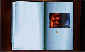 W bibliotece włóż przyniesioną stronę do księgi w odpowiednim kolorze i wysłuchaj syna Atrusa. - CHANNELWOOD AGE cz.3 | Myst - Myst - poradnik do gry