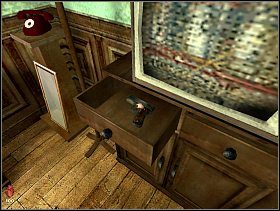 W szafce na której leży telewizor znajdujemy broń - [Solucja] Lewe skrzydło - pierwsze piętro | Bloodline Uśpione zło - Bloodline: Uśpione zło - poradnik do gry