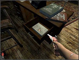 W biblioteczce doktorka znajdziemy niemieckie książki, bardziej jednak interesuje nas jednak zawartość jego biurka, a konkretnie górna szuflada po prawej stronie - [Solucja] Lewe skrzydło - parter | Bloodline Uśpione zło - Bloodline: Uśpione zło - poradnik do gry