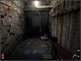 Wracamy do pomieszczenia w którym zabarykadowała się szara przerażona istota i podsuwamy pod drzwi najpierw kaczkę - okazuje się, że to nie jego zabawka, dopiero mozolnie składany pajacyk okaże się kluczem do zamkniętych drzwi - [Solucja] Piwnica cz.1 | Bloodline Uśpione zło - Bloodline: Uśpione zło - poradnik do gry