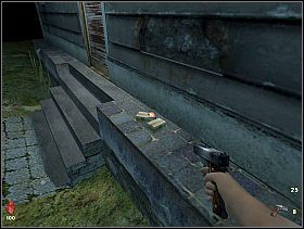 Na ganku znajduje się konserwa, na murku za domem znajdziemy amunicję - [Solucja] Dziedziniec ośrodka cz.2 | Bloodline Uśpione zło - Bloodline: Uśpione zło - poradnik do gry