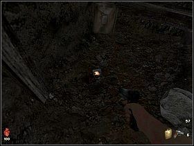 Idąc cały czas na wprost natrafimy na długą drewnianą kładkę, zanim zejdziemy po drabinie skręcamy w lewo - [Solucja] Podziemne tunele | Bloodline Uśpione zło - Bloodline: Uśpione zło - poradnik do gry