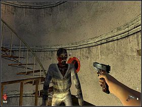 Gdy dojdziemy do półpiętra na którym są drzwi znajdziemy także kilka przydatnych gadżetów (gaśnica, apteczka) - [Solucja] Latarnia morska cz.1 | Bloodline Uśpione zło - Bloodline: Uśpione zło - poradnik do gry