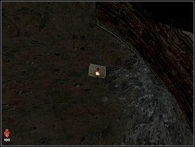 Za drzwiami, nieopodal niewielkiego muru leży apteczka, zabieramy ją i wracamy do latarni - [Solucja] Latarnia morska cz.1 | Bloodline Uśpione zło - Bloodline: Uśpione zło - poradnik do gry