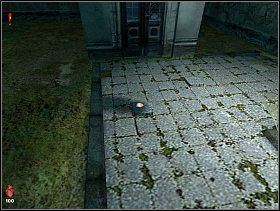 Zauważmy, że na końcu głównej alejki jest wystający kamień, gdy na niego klikniemy odblokowuje on drzwi do pomieszczenia na końcu, jednak tylko na chwilę - [Solucja] Cmentarz | Bloodline Uśpione zło - Bloodline: Uśpione zło - poradnik do gry