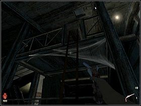 Mijamy kratę za skrzyniami, w podłodze zauważamy pęknięcia, wychodzimy na górę po drabinie lub schodach znajdujących się przy wejściu do pomieszczenia - [Solucja] Strych | Bloodline Uśpione zło - Bloodline: Uśpione zło - poradnik do gry