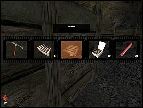 Idziemy na wprost i jesteśmy świadkami eksplozji, zbliżamy się do korytarza, lecz nie przechodzimy przez niego, zatrzymujemy się tuż przed lezącymi na ziemi koktajlami Mołotowa i wyciągamy z ekwipunku paletę i używamy jej na drewnianej ścianie zapobiegającej osuwiskom - [Solucja] Kamieniołom cz.1 | Bloodline Uśpione zło - Bloodline: Uśpione zło - poradnik do gry