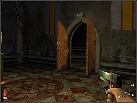 Dochodzimy do pomieszczenia z dużymi zamkniętymi drzwiami i dwoma piedestałami po przeciwnej stronie sali - [Solucja] Kościół | Bloodline Uśpione zło - Bloodline: Uśpione zło - poradnik do gry