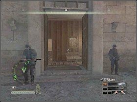 Skieruj się na schody z prawej i po dotarciu na ich szczyt udaj się do pokoju z oficerem i żołnierzem - Misja 5 - Resistance | Solucja Commandos Strike Force - Commandos: Strike Force - poradnik do gry