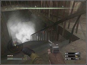 Wejdź na górę i po krótkiej gadce zastrzel ostatniego z oficerów, który będzie jechał samochodem [1] - Misja 12 - An Eye For An Eye | Solucja Commandos Strike Force - Commandos: Strike Force - poradnik do gry