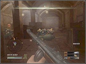 Uważając na jeżdżący w okolicy czołg, wyjdź na ulicę i skręć w prawo - Misja 13 - Panzers! | Solucja Commandos Strike Force - Commandos: Strike Force - poradnik do gry