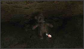 Rozejrzyj się. Na stole zauważysz resztki jedzenia, a przy jednej ze ścian misia z rozprutą szyją (czy Eva Mariani nie zeznała czasem, że gardło Catherine zostało rozprute?). Przy drugiej ścianie zauważysz ślady po surowym mięsie. Czyżby ktoś tu mieszkał? - PONIEDZIAŁEK 14 PAŹDZIERNIKA cz.5 | Scratches - Scratches - poradnik do gry