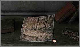 Podejdź do biurka i obejrzyj zdjęcia. Teraz weź kartkę papieru, zauważ, że znajdują się na niej jakieś dziwne znaki. - SOBOTA 12 PAŹDZIERNIKA cz.2 | Scratches - Scratches - poradnik do gry