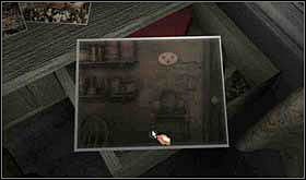 Przyjrzyj się mu, widać na nim wieszak na klucze, a pod nim szafkę, na której stoi waza. - SOBOTA 12 PAŹDZIERNIKA cz.2 | Scratches - Scratches - poradnik do gry