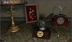 Wróć do góry i zadzwoń do Jerryego. Może poszukasz świec? Jeśli jesteś takim szperaczem, jak ja, to wiesz już, że w całym domu nie ma ani jednej świecy. Wówczas możesz od razu ponownie zadzwonić do Jerryego. Jeśli jednak zwiedzałeś dom po łebkach, czas zrobić to dokładnie, w przeciwnym razie Jarry będzie Ci sugerował dalsze poszukiwania świec. Gdy zajrzałeś w każdy kąt i zakamarek, Jerry poradzi Ci, abyś udał się po świece do miasta. - SOBOTA 12 PAŹDZIERNIKA cz.5 | Scratches - Scratches - poradnik do gry