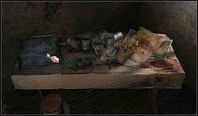 Na biurku znajdziesz wieczko puszki, srebrny klucz oraz plany domu. - NIEDZIELA 13 PAŹDZIERNIKA cz.1 | Scratches - Scratches - poradnik do gry