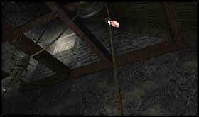 Tutaj od wewnątrz uda Ci się odblokować drzwi wejściowe. Zauważ wiszącą linę. - NIEDZIELA 13 PAŹDZIERNIKA cz.1 | Scratches - Scratches - poradnik do gry